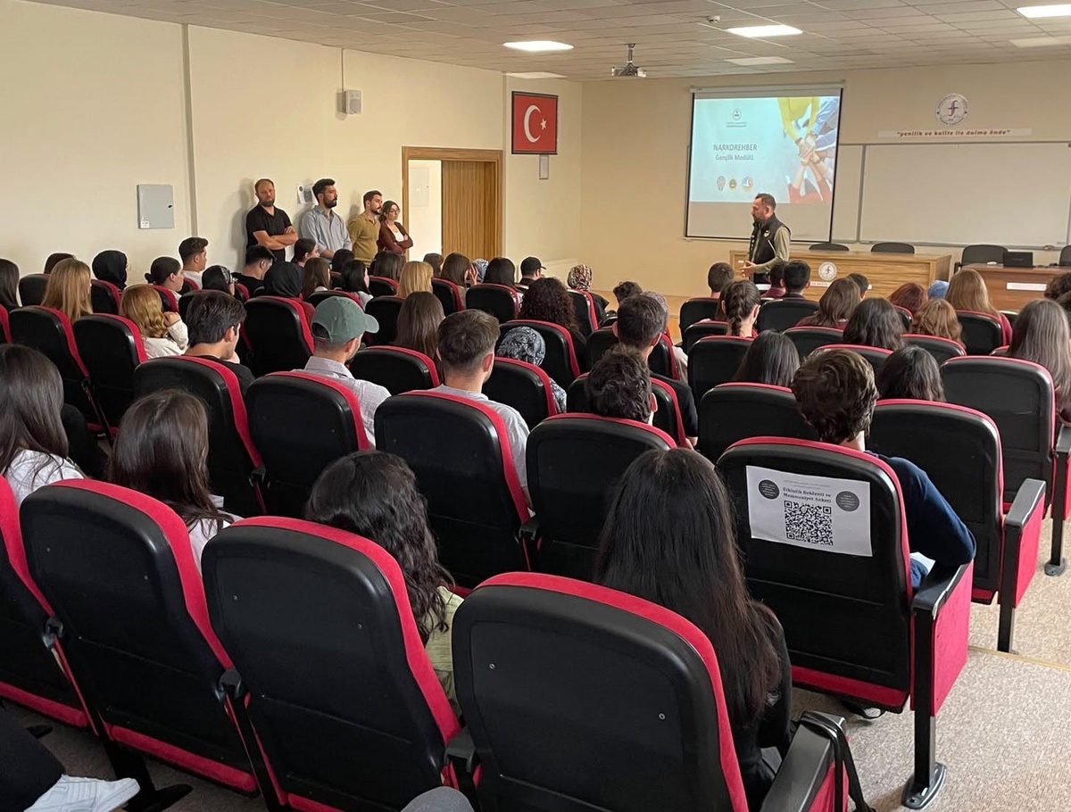 AKÜ Turizm Fakültesi ve Başmakçı MYO\'da Narko Gençlik eğitimine 220 öğrenci katıldı