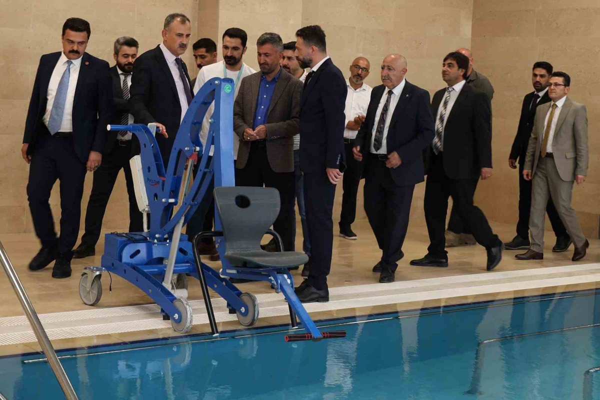 Ağrı\'da sağlık yatırımlarını inceleyen Vali Bozkurt, göz kliniği açılışına katıldı