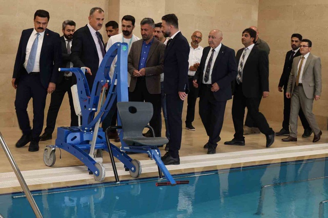 Ağrı'da sağlık yatırımlarını inceleyen Vali Bozkurt, göz kliniği açılışına katıldı