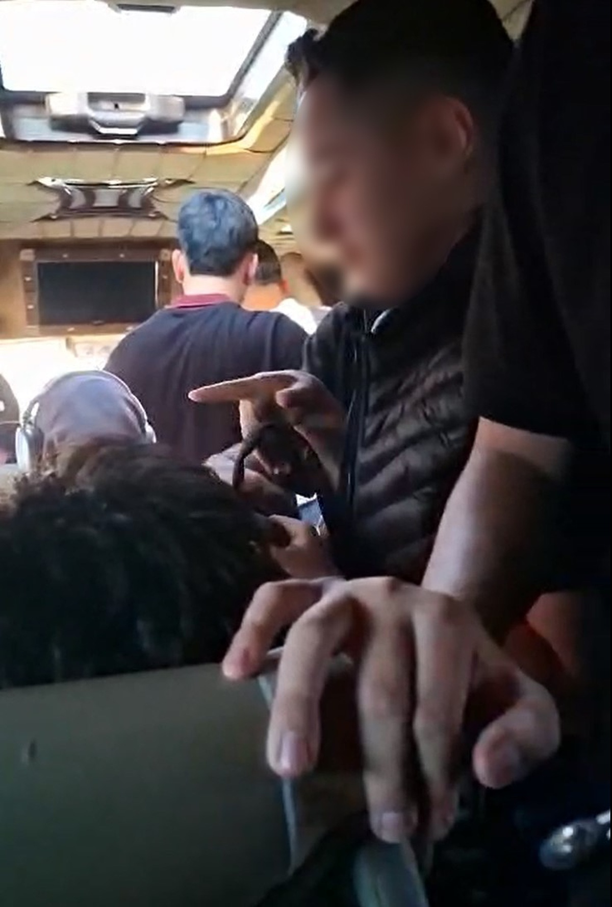 Aksaray\'da servis minibüsü öğrencileri ayakta ve kucakta taşıyor
