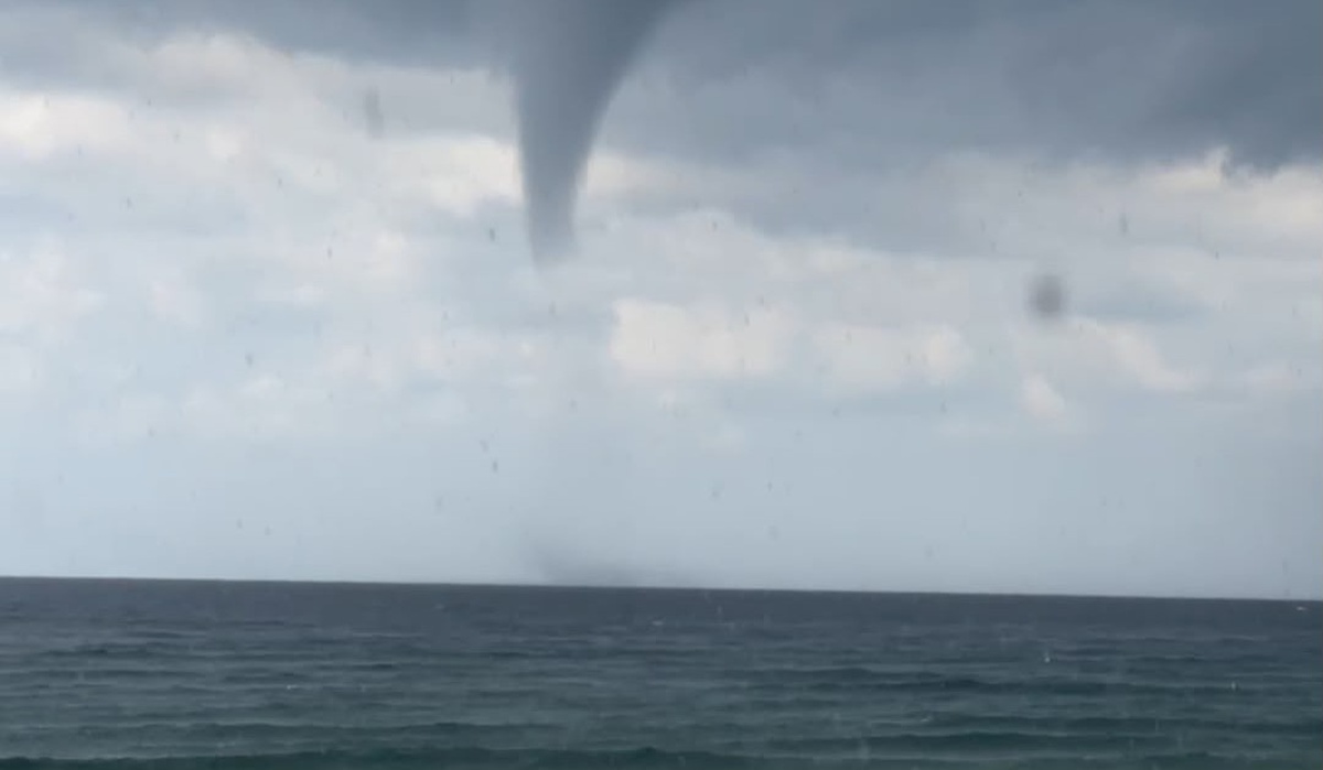 Alanya\'da sabah deniz üzerinde beliren hortum kıyıya ulaşmadan etkisini kaybetti