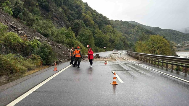 Alaplı-Akçakoca karayolunda heyelan nedeniyle ulaşım kısa süreli aksadı