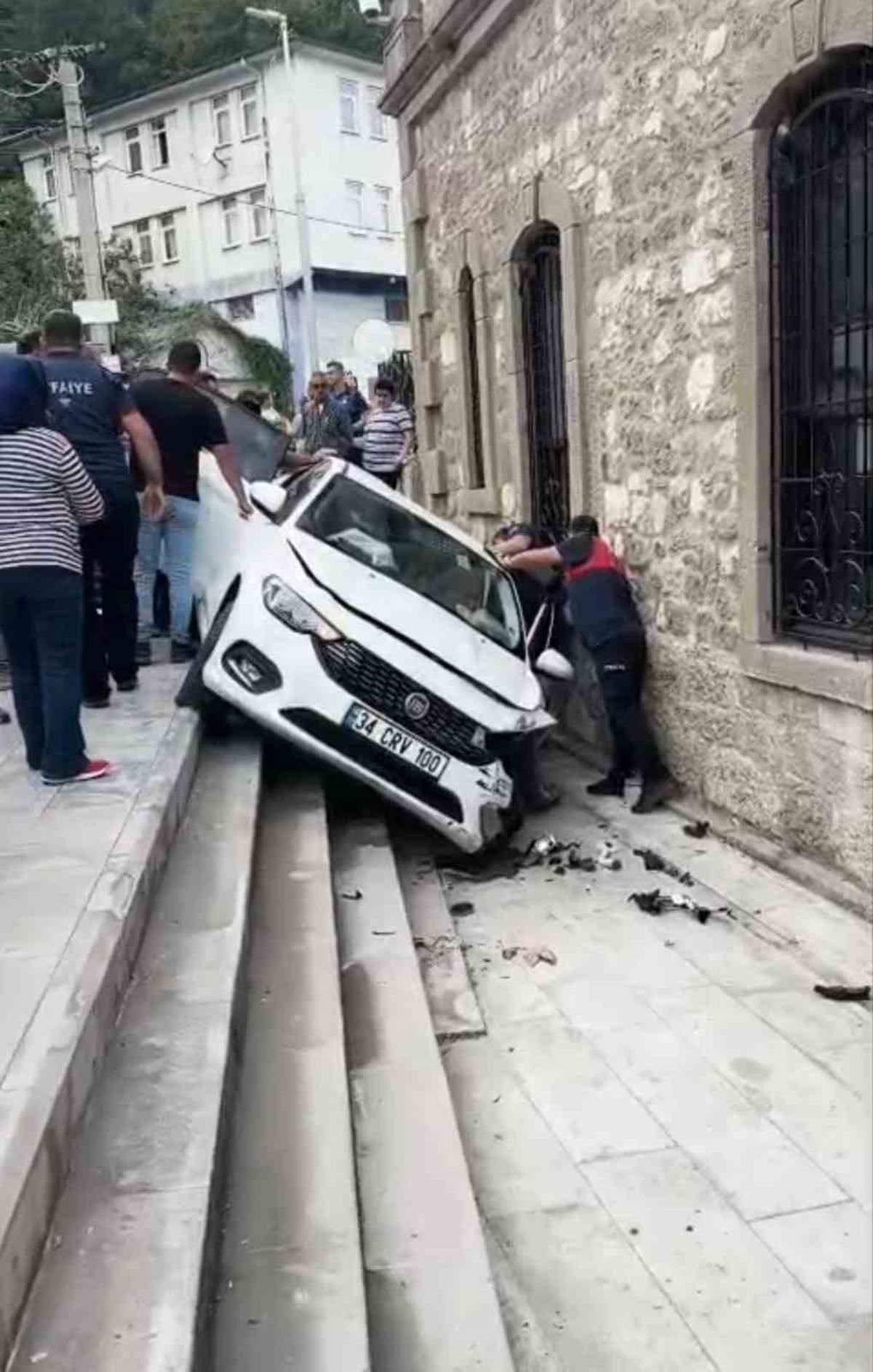 Amasra\'da müzenin merdivenlerinden düşen otomobilde sıkışan kadın kurtarıldı