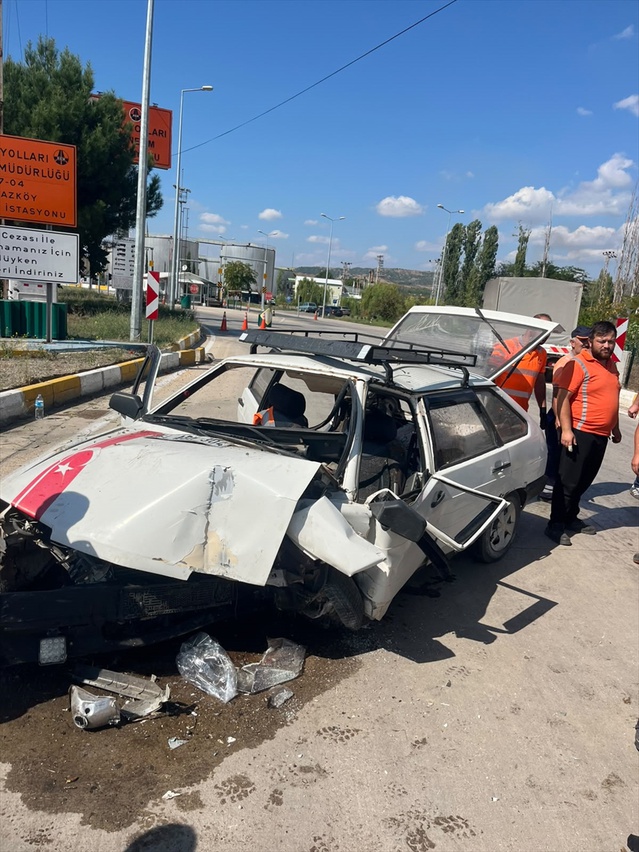 Amasya'da kontrolden çıkan otomobil levhalara ve bordürlere çarptı, 2 kişi yaralandı.