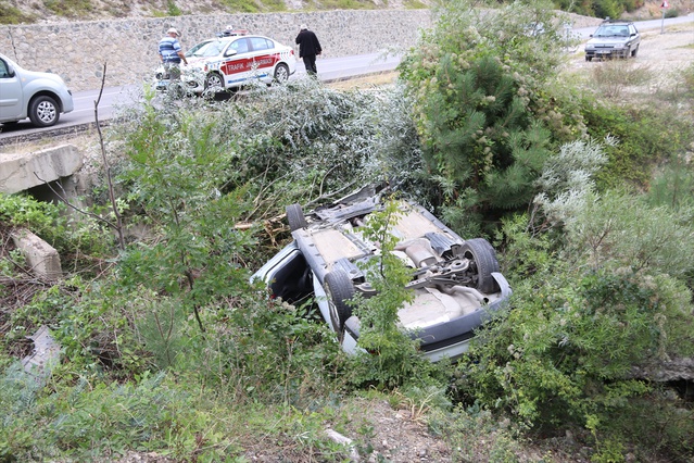 Amasya Taşova'da kontrolden çıkan otomobil menfeze düşünce 1 kişi yaralandı