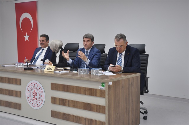 Amasya Valisi Bakan, Gümüşhacıköy'de muhtarlara talepleri için söz verdi