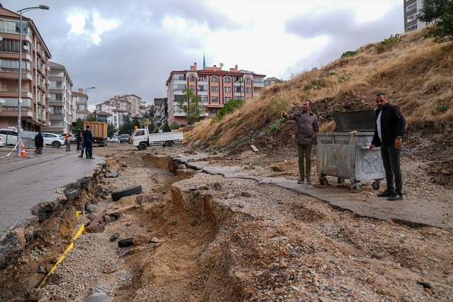 Ankara Keçiören'de sağanakta çöken Gülgün Sokak'ta Büyükşehir ekipleri onarım yapıyor