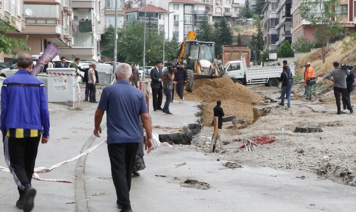 Ankara Keçiören\'de selde çöken yoldaki çukura düşen 20 otomobil itfaiyeyle kurtarıldı