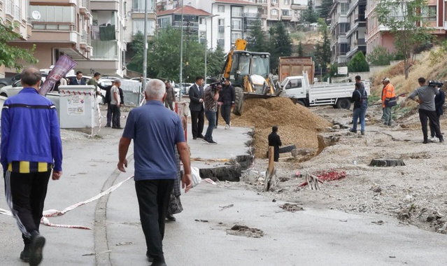 Ankara Keçiören'de selde çöken yoldaki çukura düşen 20 otomobil itfaiyeyle kurtarıldı