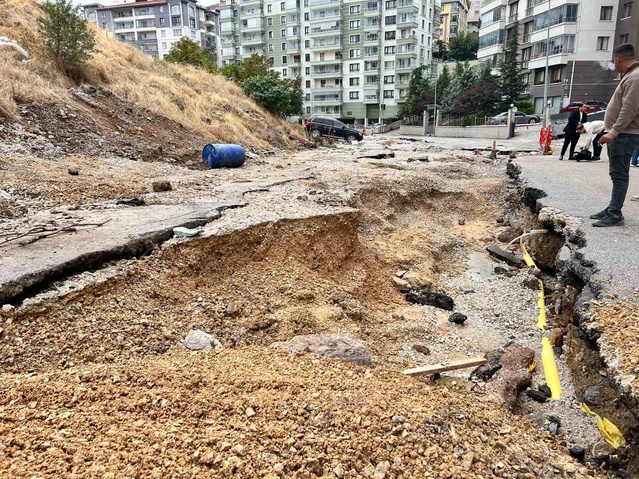 Ankara Keçiören'de selde oluşan çukura saplanan yaklaşık 15 otomobil ağır hasar gördü