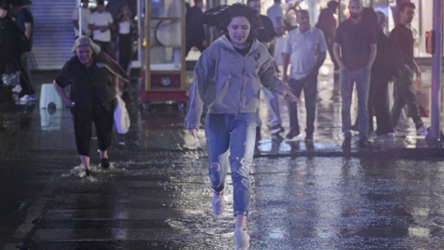 Ankara'da sağanak hayatı olumsuz etkiledi: <a class='keyword-sd' href='/kecioren/' title='Keçiören'>Keçiören</a>'de çöken yol araçları yuttu