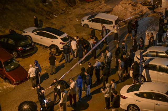 Ankara'da sağanak hayatı olumsuz etkiledi: Keçiören'de çöken yol araçları yuttu