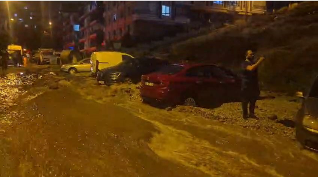Ankara'da sağanak hayatı olumsuz etkiledi: Keçiören'de çöken yol araçları yuttu