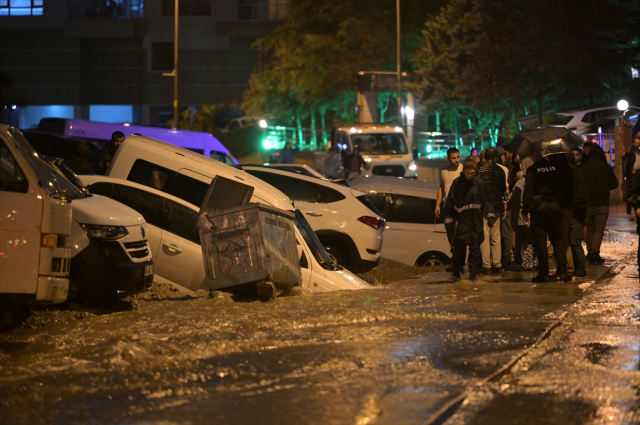 Ankara'da sağanak hayatı olumsuz etkiledi: Keçiören'de çöken yol araçları yuttu