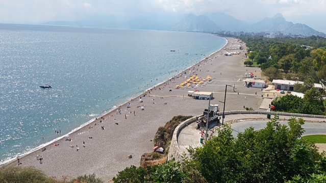 Antalya'da eylül sonu sahiller yazdan kalma görüntü verdi, sıcaklık 28 derece ölçüldü