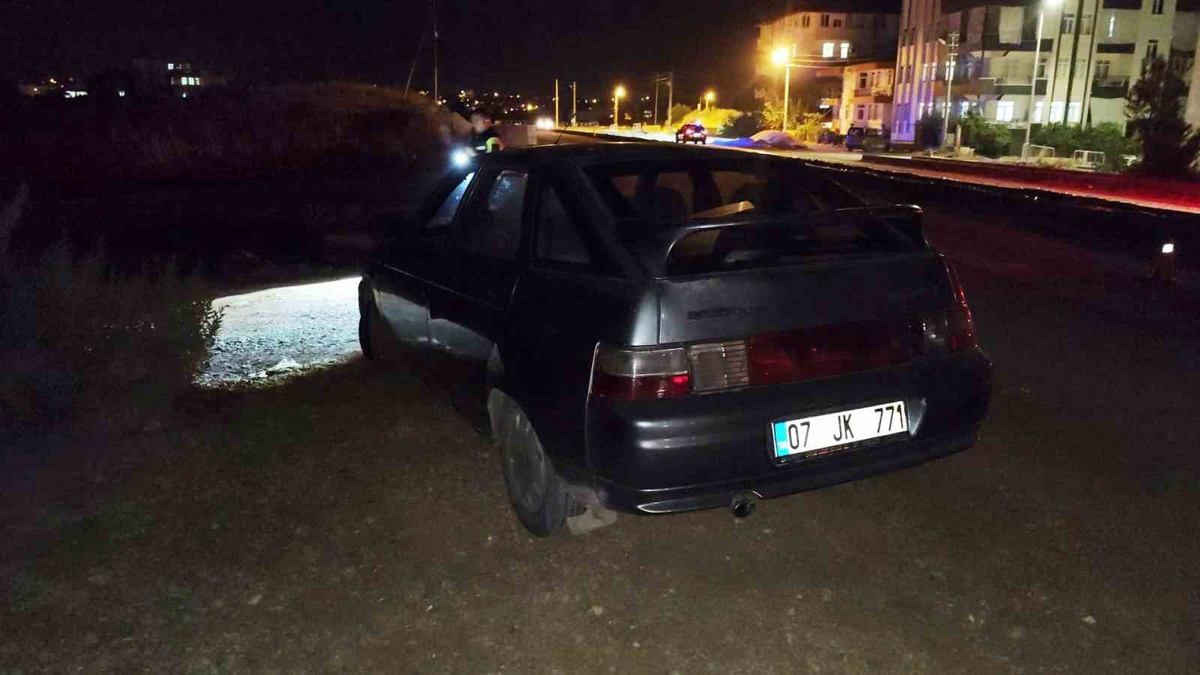 Antalya Manavgat\'ta savrulan otomobil refüj bordürüne çarptı, sürücü yaralandı