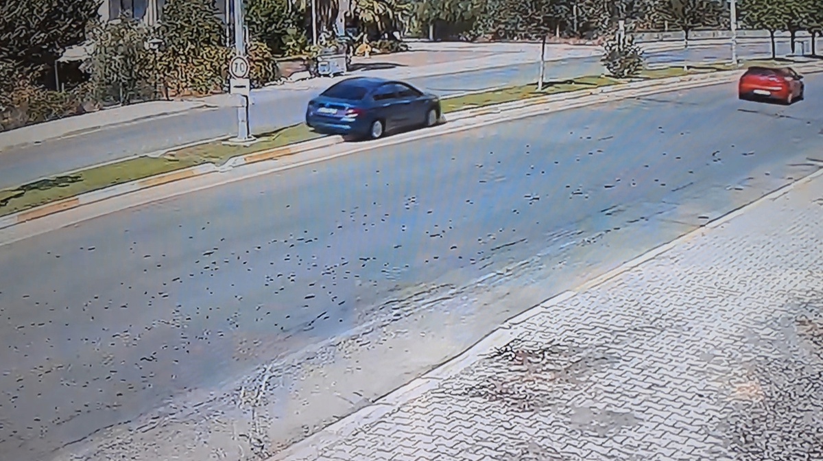 Antalya Serik\'te ağaca çarpan otomobilin 71 yaşındaki sürücüsü kurtarılamadı