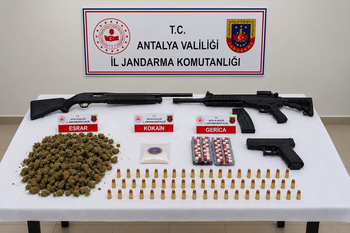 Antalya Serik\'te jandarmanın uyuşturucu operasyonunda 20 şüpheli gözaltına alındı