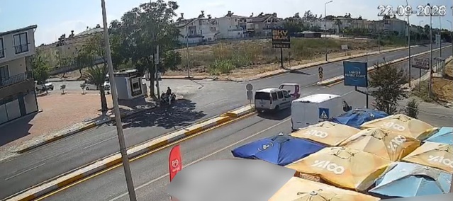 Antalya Serik'te hafif ticari araç, 3 tekerlekli motosikletle çarpıştı; 1 kişi yaralandı