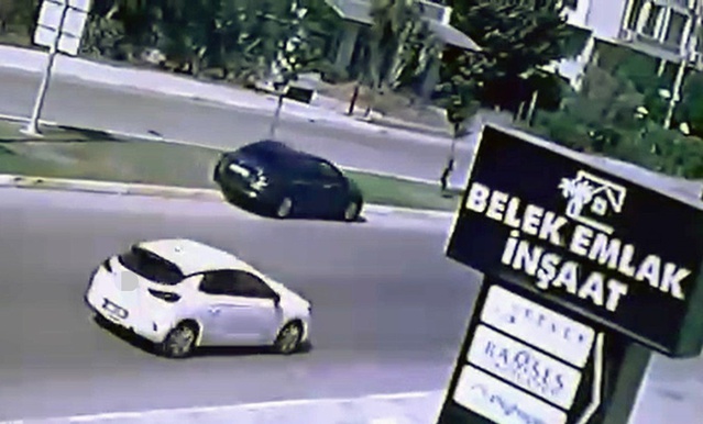 Antalya Serik'te fenalaşan sürücünün otomobili refüje çarptı, sürücü kurtarılamadı