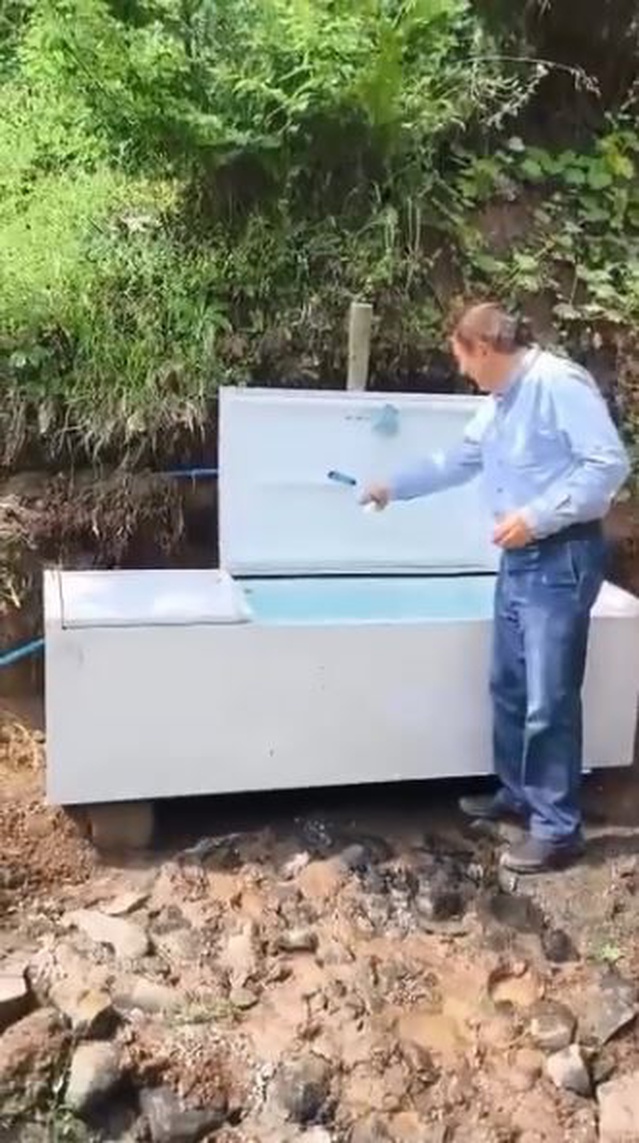 Artvin'de üç arkadaş atıl buzdolabını hayrat çeşmesine dönüştürdü
