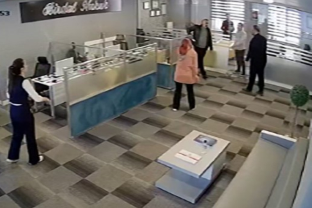 Avukatın boğazına bıçak dayadı! 7 yıl 1 ay hapisle serbest bırakıldı