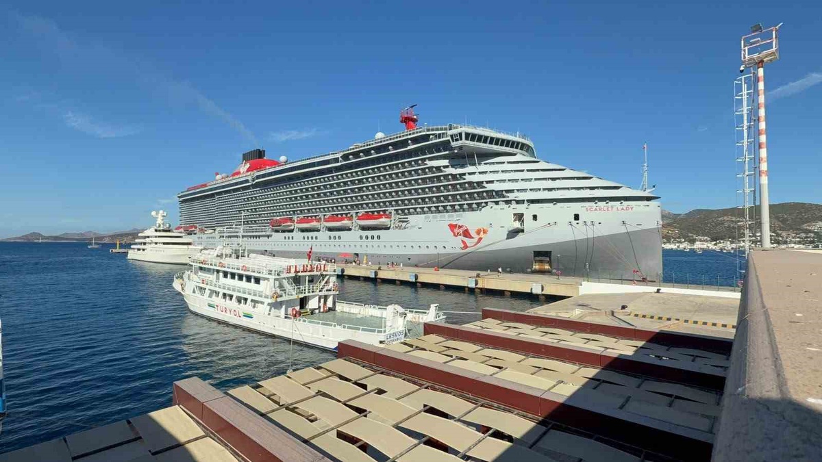 277 metrelik Scarlet Lady, 2 bin 637 yolcuyla Muğla Bodrum\'a demirledi