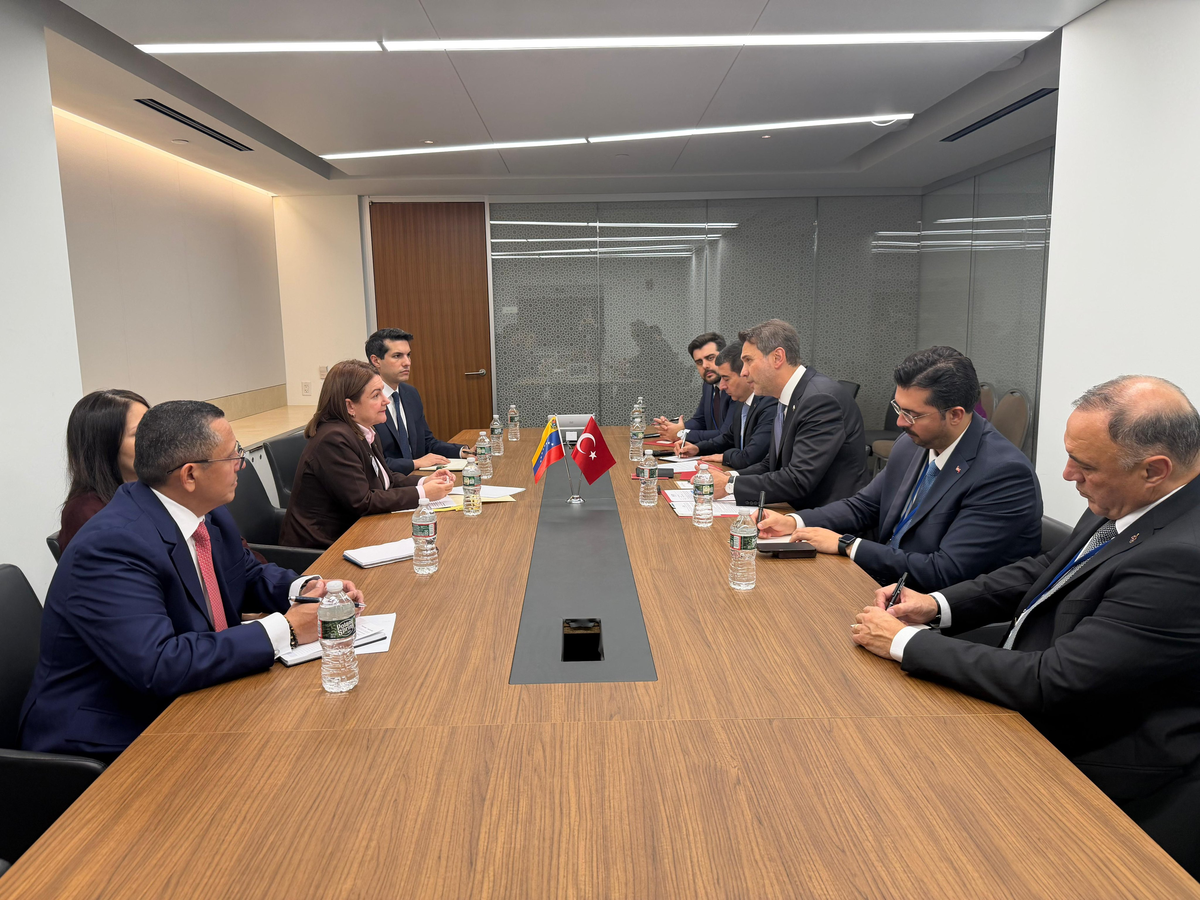 Bayraktar New York\'ta Venezuela Bakanı Vera ile enerji iş birliğini görüştü