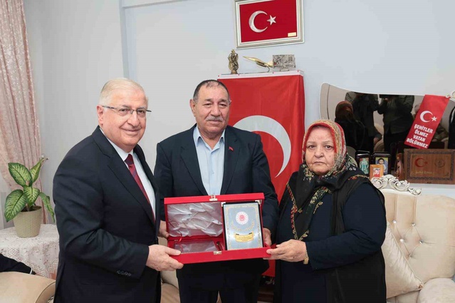 Bakan Güler, şehit Jandarma Er Emin Polat’ın baba ocağını ziyaret etti