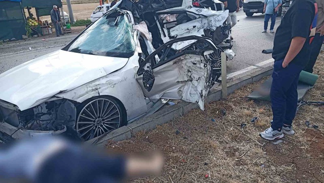 Bandırma'da kamyonun altına giren otomobilde hamile kadın ve 3 yaşındaki kızı öldü