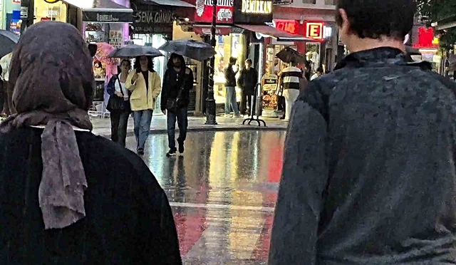 Bartın'ı fırtına vurdu! Ağaçlar devrildi, elektrikler kesildi