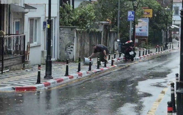 Bartın'ı fırtına vurdu! Ağaçlar devrildi, elektrikler kesildi