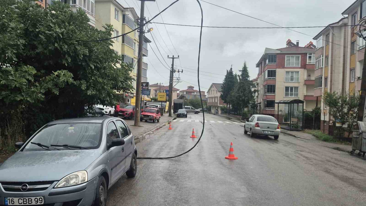 Bartın\'da fırtınada yanan enerji kabloları kopup yola düşünce cadde trafiğe kapatıldı