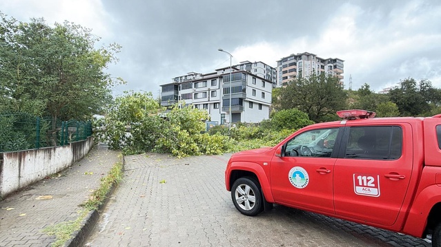 Bartın'da rüzgar ve sağanak elektrik kesintisi yaşattı, 10'dan fazla kişi kurtarıldı