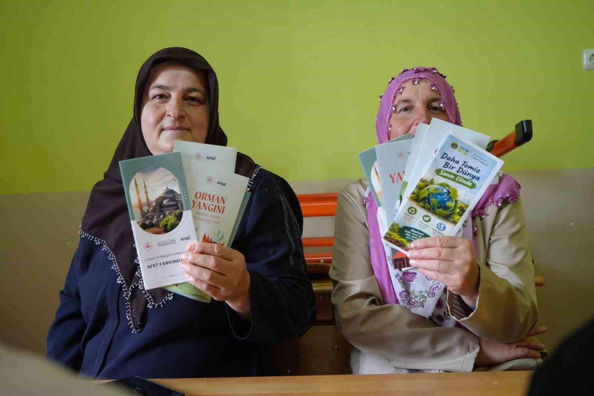 Bayburt Demirözü\'nde AFAD ve çevre ekipleri afet ve sıfır atık eğitimi verdi