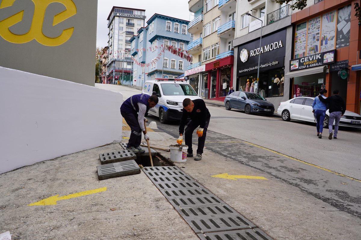 Bilecik Belediyesi mazgalları temizleyip yenileyerek yağış sorunlarını önlüyor