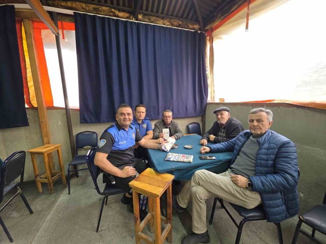 Bozüyük'te polis kıraathanelerde 42 vatandaşa hırsızlık ve dolandırıcılık anlattı