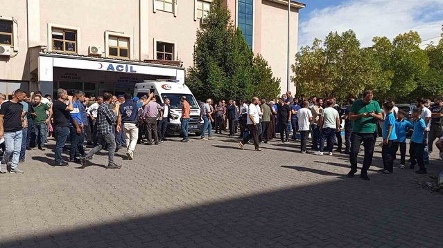 Bingöl Solhan'da yük asansörüne kafası sıkışan 9. sınıf öğrencisi yaralanıp sevk edildi.