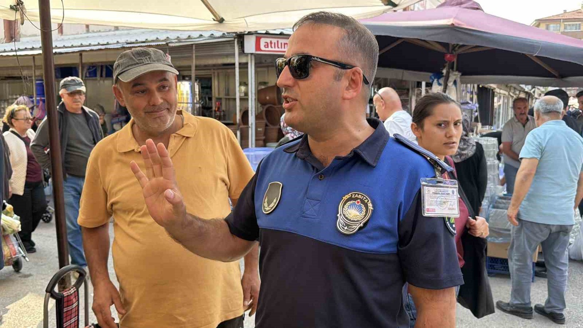 Bolu\'da zabıta, semt pazarında fiyat etiketi denetiminde etiketsiz satıcıları uyardı