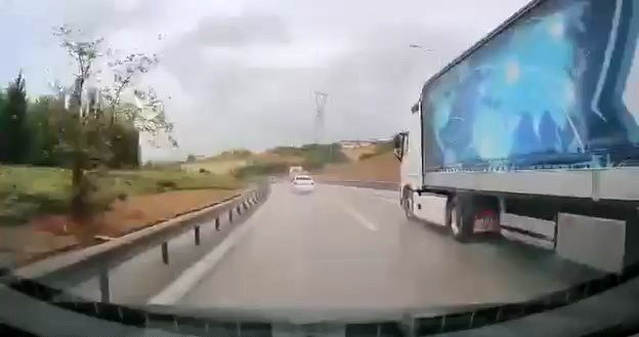 Bursa'da yağışa aldırmadan hız kesmeyen sürücünün aracı bariyerlere çarptı
