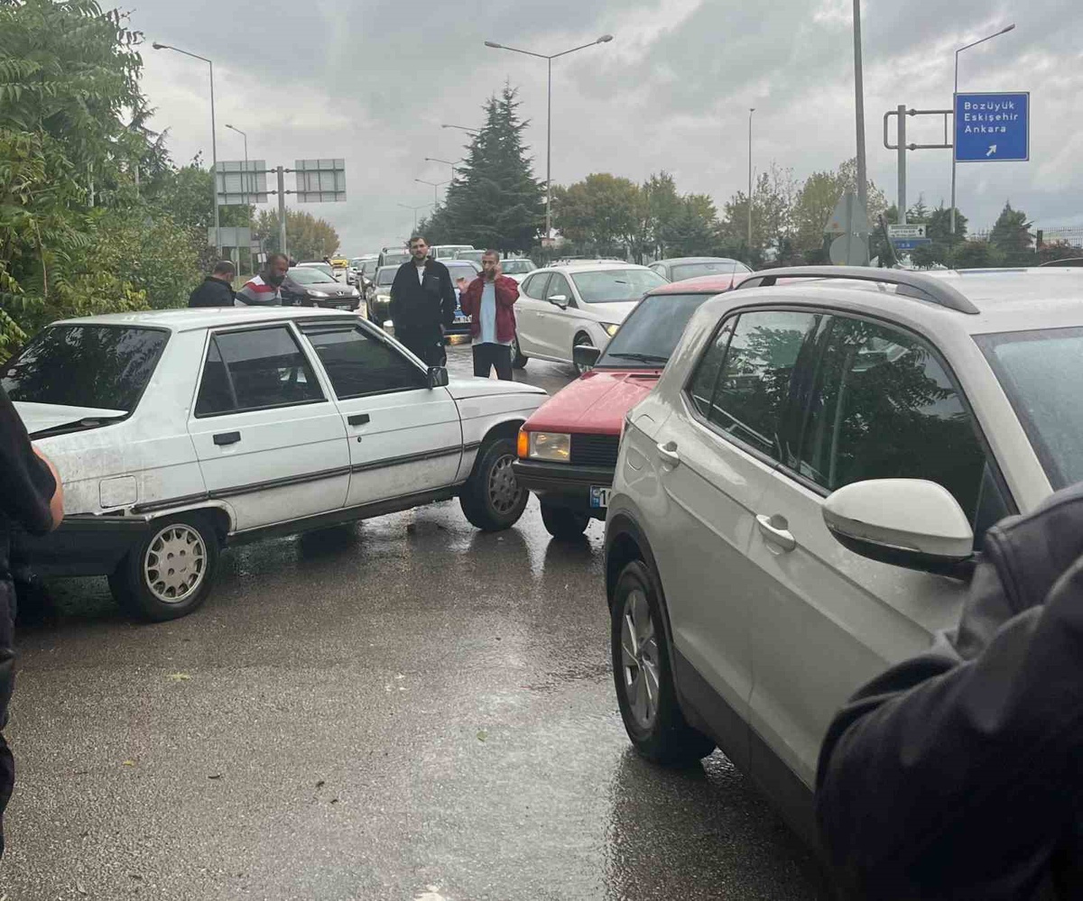 Bursa İnegöl\'de 3 otomobil zincirleme kazaya karıştı, 2 kişi yaralandı.