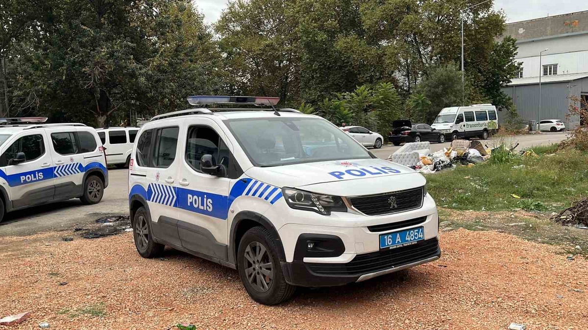 Bursa Osmangazi\'de otomobile kilitlenen kadın, polise zor anlar yaşattı