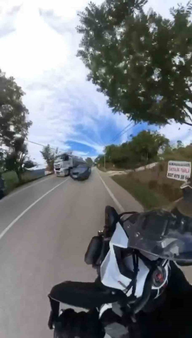 Bursa Osmangazi'de tırı sollayan otomobil motosikletle kafa kafaya gelmekten kurtuldu