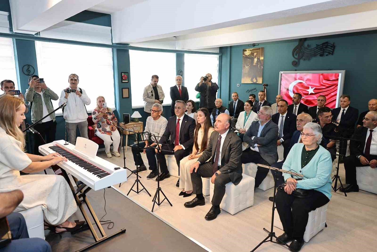 Çorum\'da eşinin öncülüğünde kurulan Berkant Bolat Müzik Atölyesi açıldı