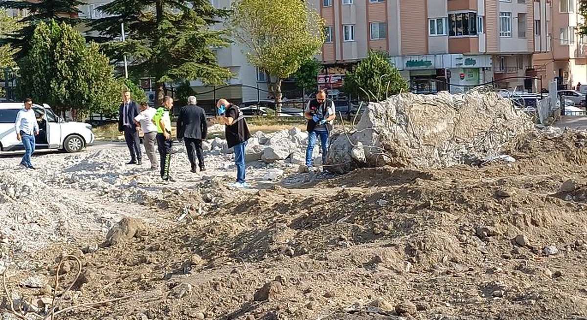 Çorum\'da yıkılan eski okulun alanında kepçe operatörü kafatası ve kemiklere rastladı