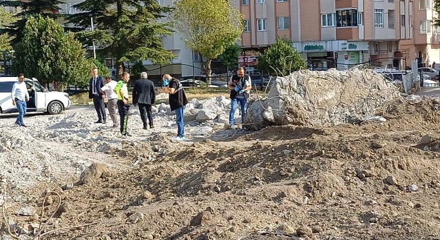 Çorum'da yıkılan eski okulun alanında kepçe operatörü kafatası ve kemiklere rastladı