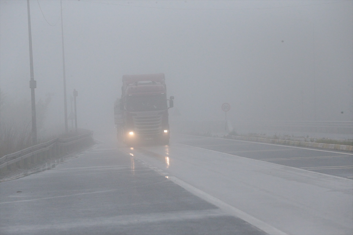 Trafik ekipleri Bolu Dağı\'nda sis yüzünden görüş 35 metreye düşünce sürücüleri uyardı