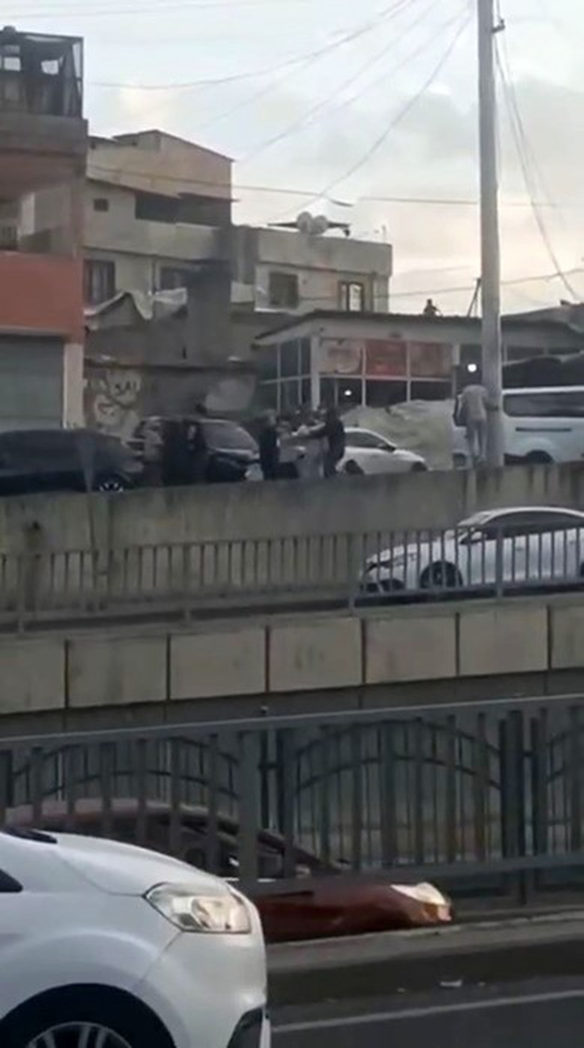 Diyarbakır\'da iddiaya göre alacak meselesi yüzünden çıkan silahlı kavgada 3 kişi öldü
