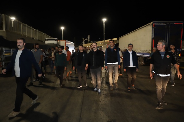 Doğubayazıt Kaymakamı Ayvat, Gürbulak'ta TIR yoğunluğu tedbirlerini gece denetledi