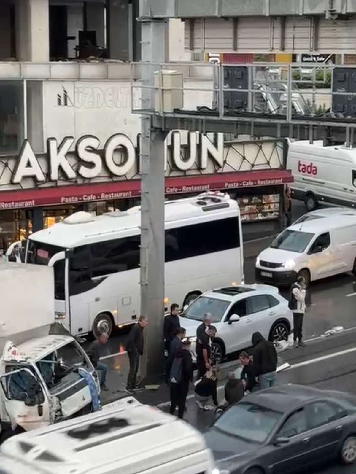 E-5 Haramidere\'de kamyonet otomobille çarpıştı, sürücü ağır yaralandı